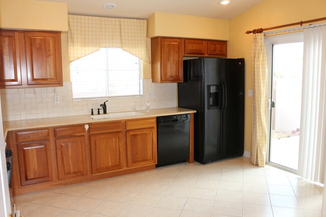 Foto del edificio - SHOWINGS AVAILABLE NOW