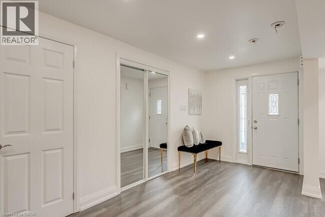 Photo du bâtiment - 16 Upper Canada Dr