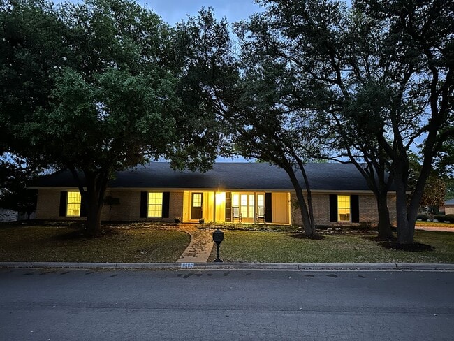 Foto del edificio - Updated 4 Bedroom Corner Lot in Woodway