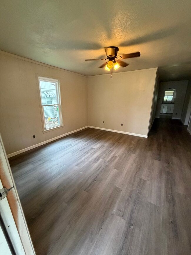 Building Photo - 3 Bedroom 1 Bath Home For Rent