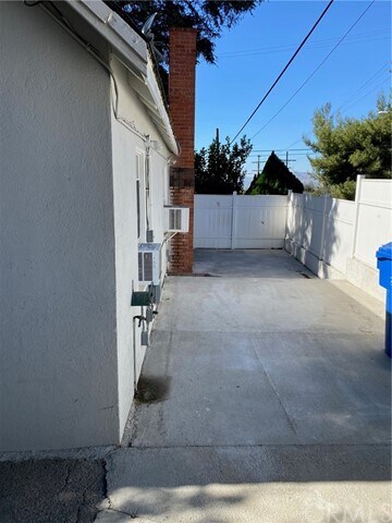 Building Photo - 10256 Samoa Ave