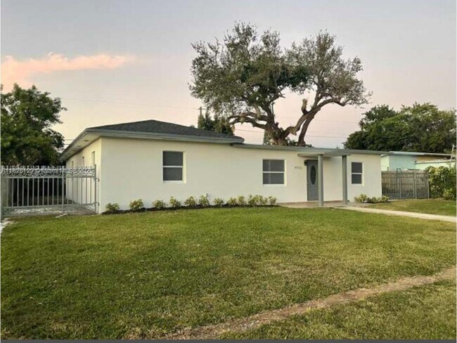 Foto del edificio - 14855 Grant Ln