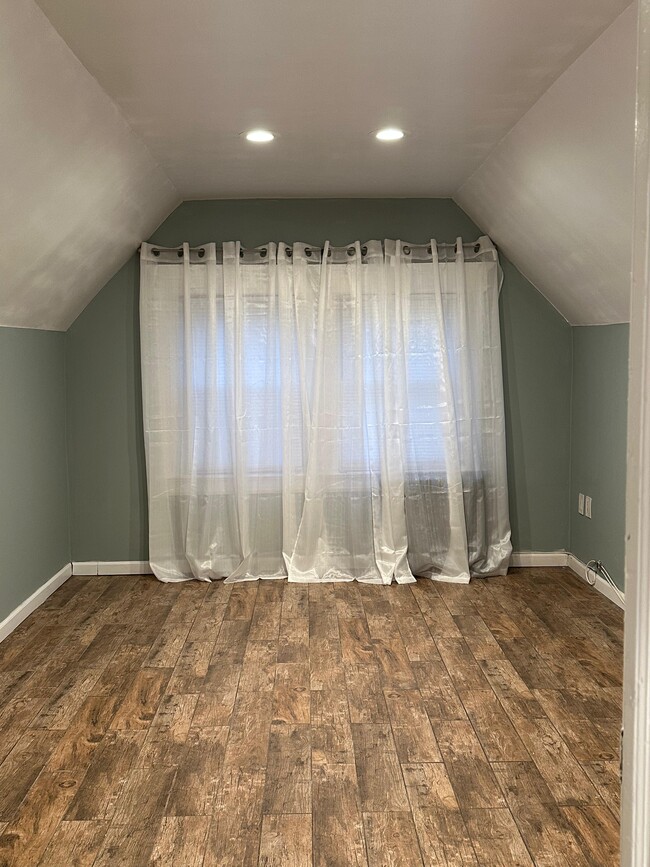 Building Photo - 305 Woodside Ave