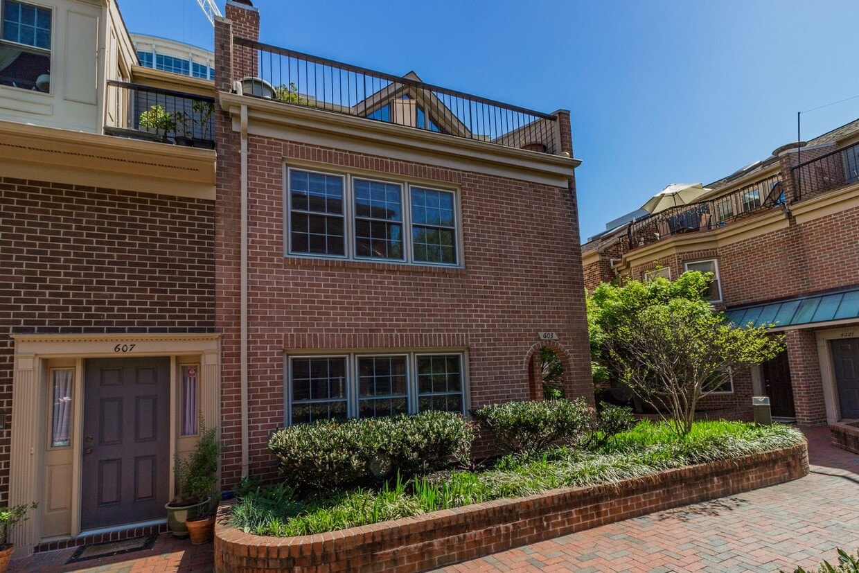 Primary Photo - Beautiful 3 Bedroom 3/2 Bath Brick End Uni...