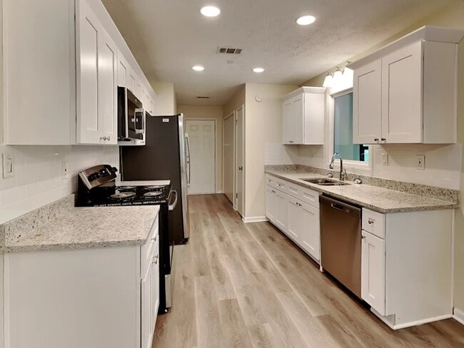Building Photo - 2638 Windmere Dr NW