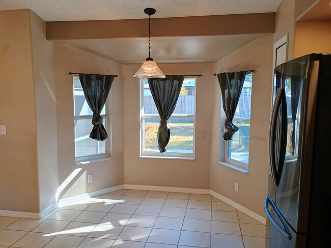 Foto del edificio - 3 bedroom 2 bathroom Fenced in yard