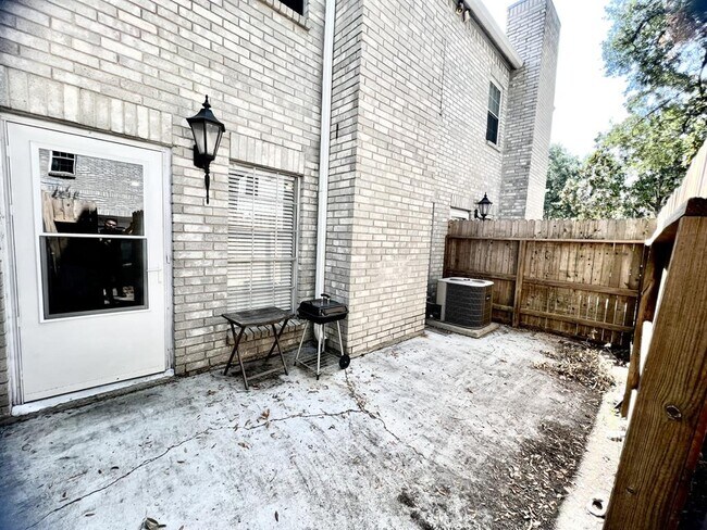 Foto del edificio - 17559 Red Oak Dr