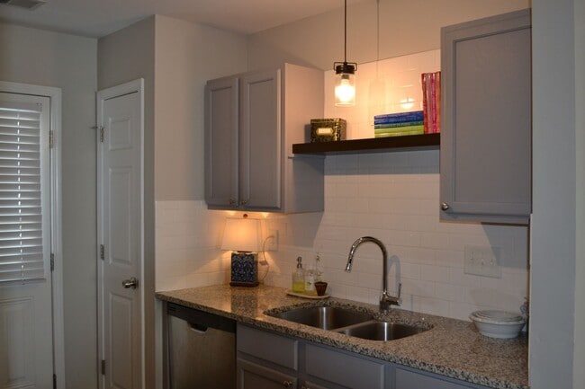 Foto del edificio - Charming 2BR Townhome in Charlotte