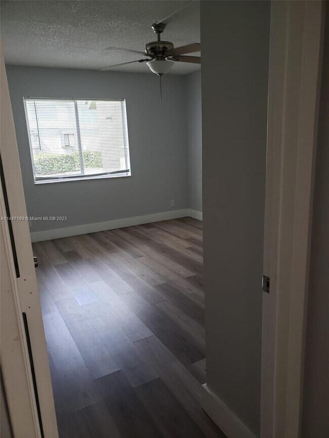 Foto del edificio - 512 Gardens Dr