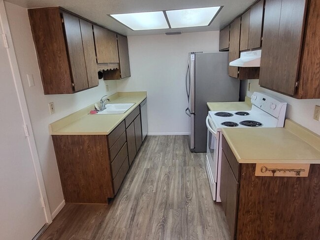 Building Photo - 9609 W Cinnabar Ave