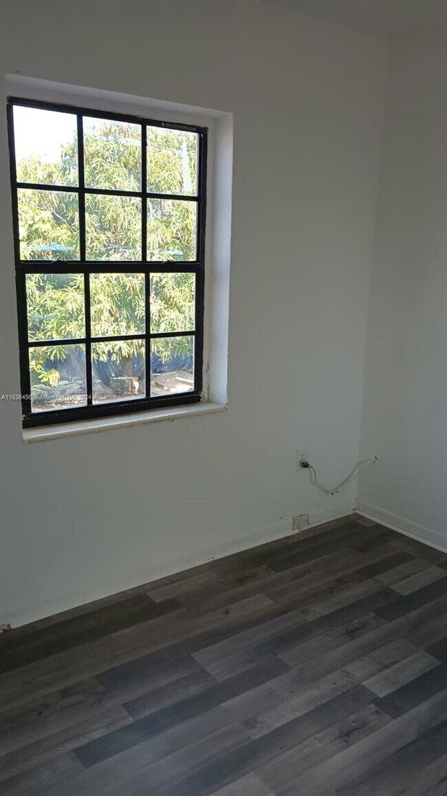 Building Photo - 765 W 23rd St