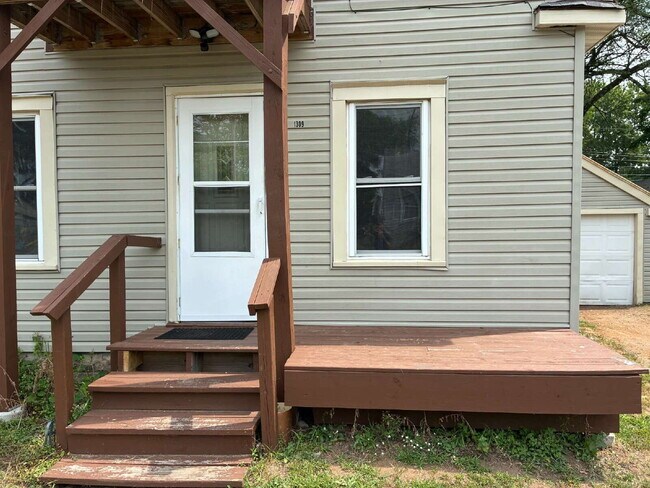Foto del edificio - 1 Bedroom, 1 Bathroom, Additional Bonus Room and Detached Garage