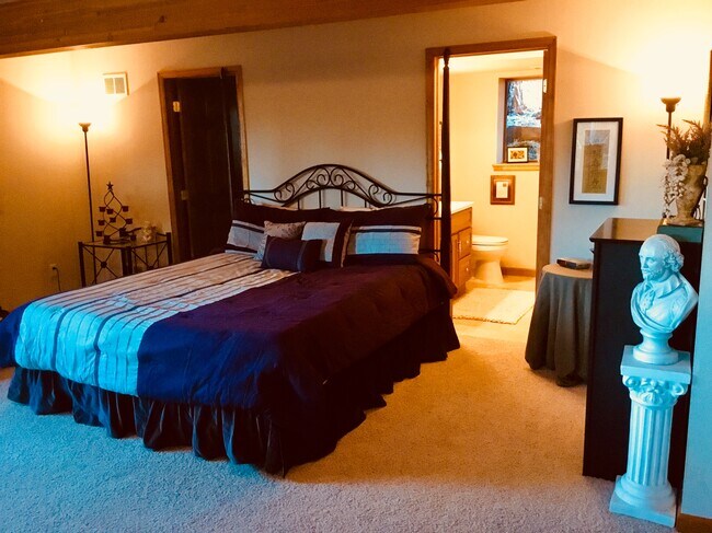 Cama tamaño king con espuma viscoelástica y baño completo adjunto - 4772 County Road 72