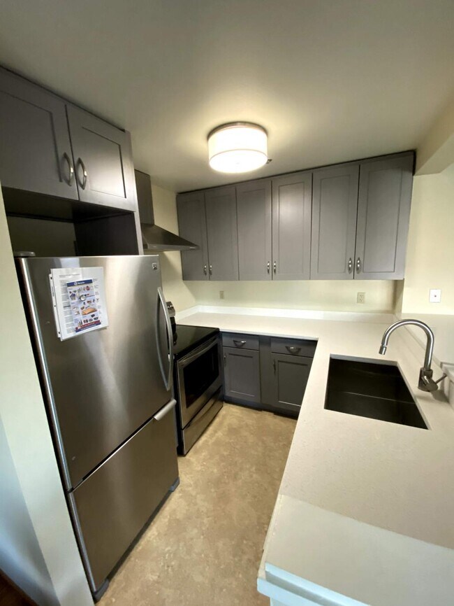 Foto del edificio - 3429 Burke Ave N #35 - 1 bedroom