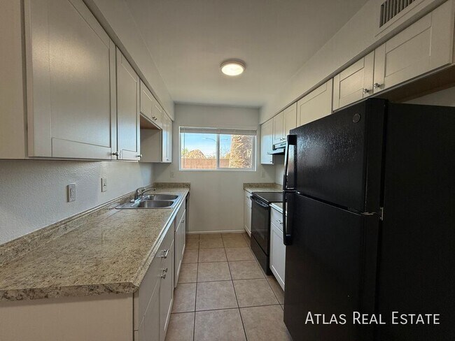 Foto del edificio - 1045 E University Dr