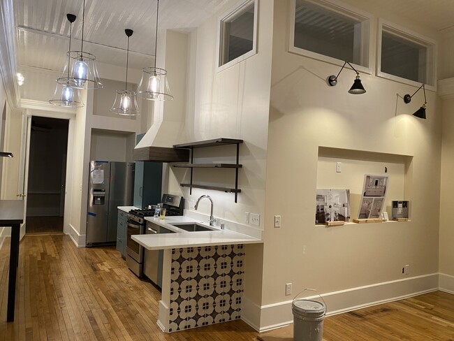 Mirando en la cocina - 1728 N Franklin Pl