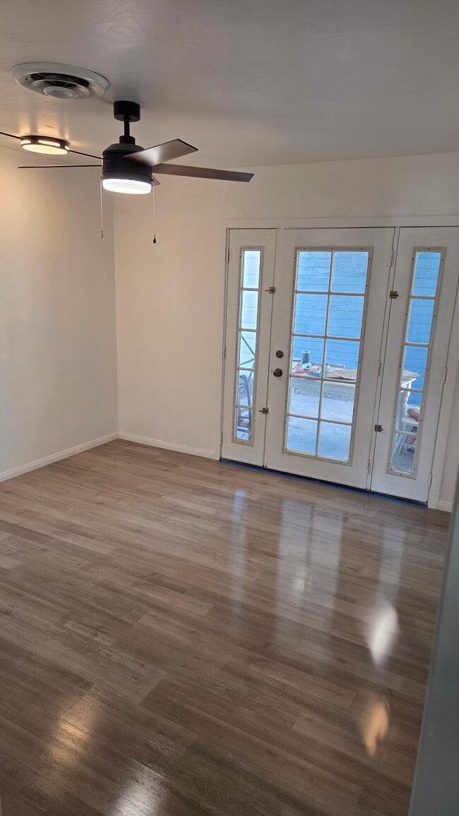 Foto del edificio - 310 W 10th St