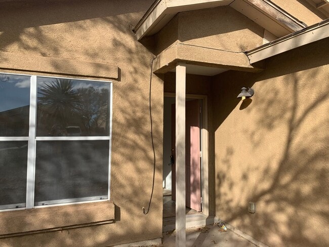 Building Photo - Charming 3 bdrm, 2 bath home