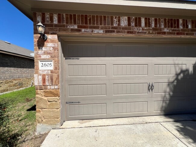 Building Photo - Luxury 3/2 duplex in NBTX