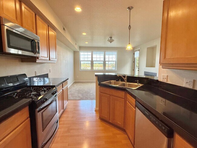 Foto del edificio - 2 Bedroom NW Portland Condo with Water, Se...