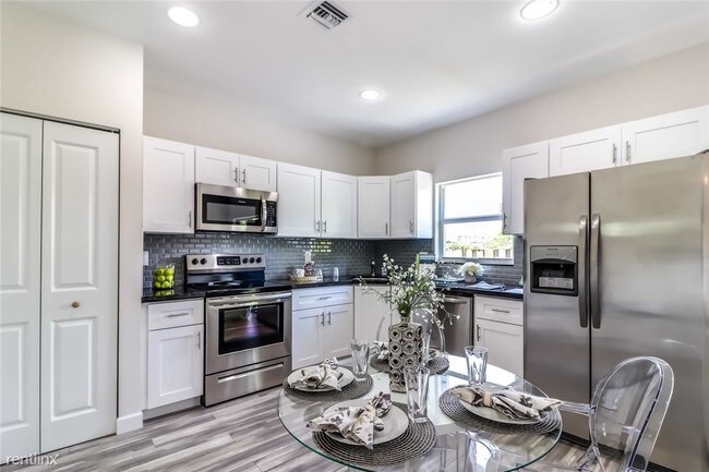 Foto del edificio - 3 br, 2.5 bath House - 1033 NW 2nd Ave