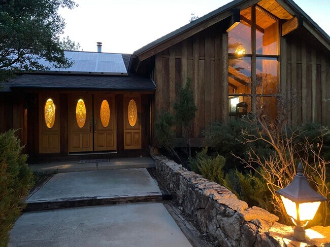 Building Photo - Two Bedroom Two Bath House