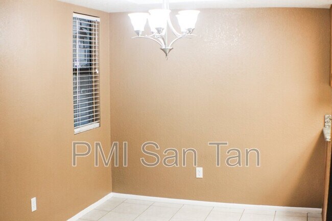 Building Photo - 2146 W Isabella Ave