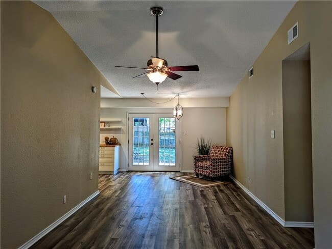 Foto del edificio - 812 Hill Wood Dr