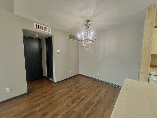Dining area - 9550 Deering Dr
