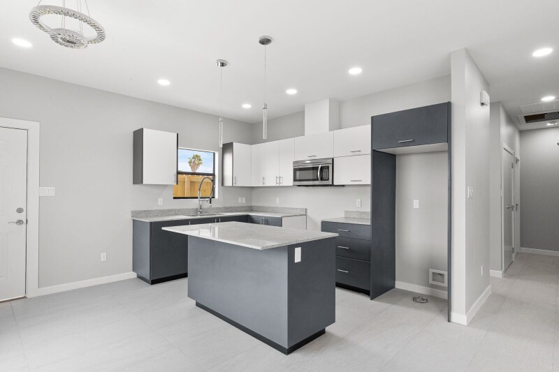 Primary Photo - 2020 Summerland Ln