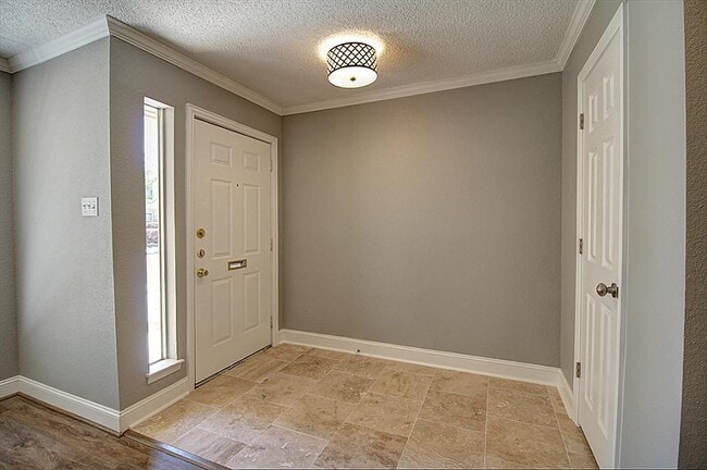 Building Photo - 5240 Woodlawn Pl
