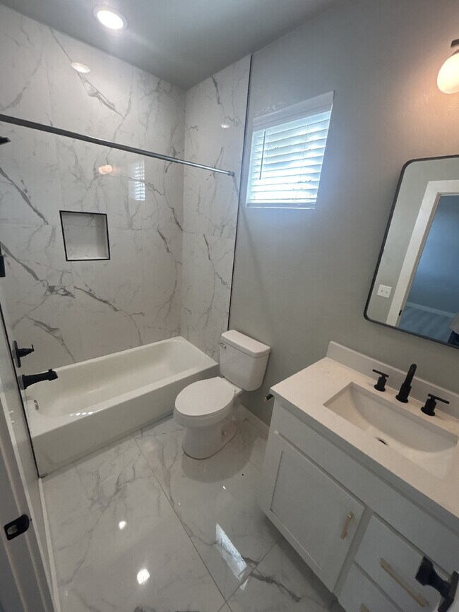 Foto del edificio - 2 Bedroom Townhouse in OKC