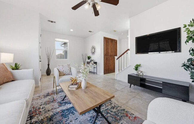 Foto del edificio - Amazing 3/2.5 N. Natomas!  Beautiful.  Please read full add below for details.