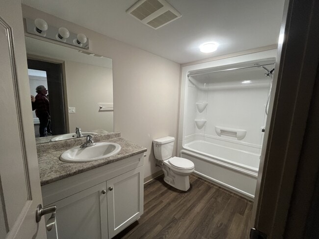 Building Photo - Old Oak Place