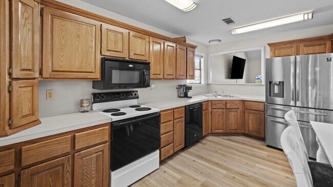 Building Photo - 1017 Southhills Dr