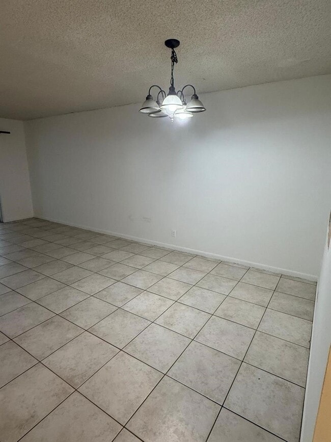 Foto del edificio - 5515 Lakewood Cir N