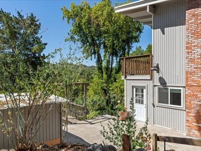 Building Photo - 2054 Madrone Ave