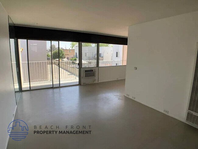 Foto del edificio - 6847 Radford Ave.