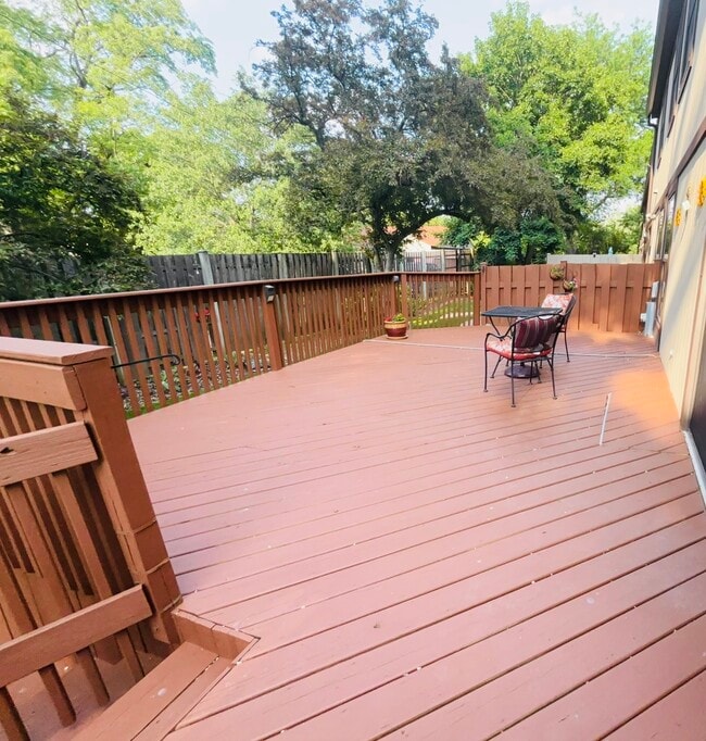 Foto del edificio - 325 Shadow Bend Dr