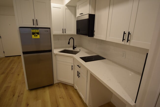 Studio #109 - 3960 Carpenter Ave