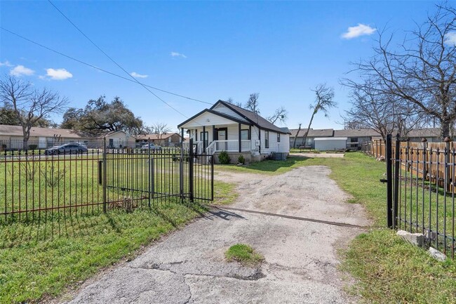 Building Photo - 401 Eberhart Ln