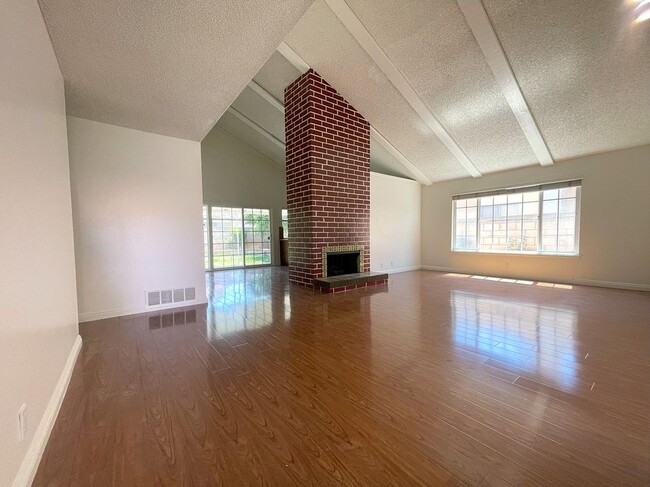 Building Photo - 16712 Stowers Ave