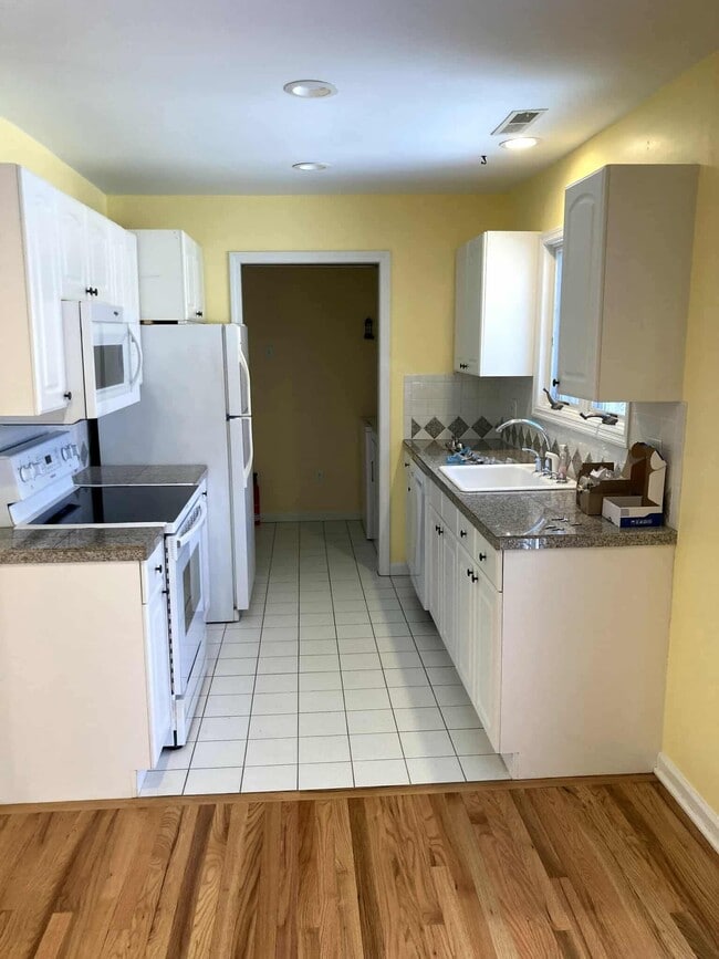 Full kitchen with washer and dryer - 8 Bridle Path Trl
