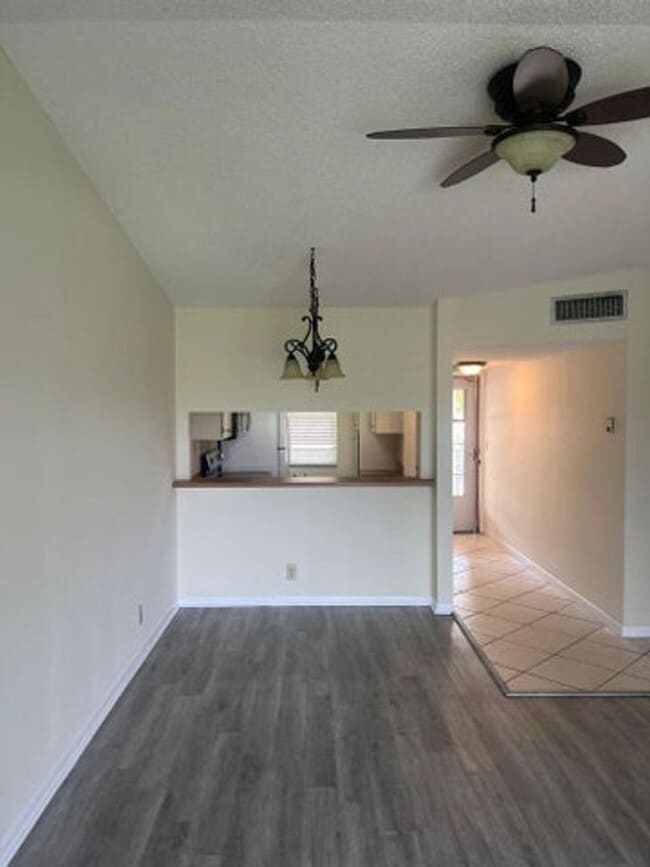 Foto del edificio - 9993 Three Lakes Cir