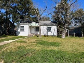 Building Photo - 806 17th Ave N