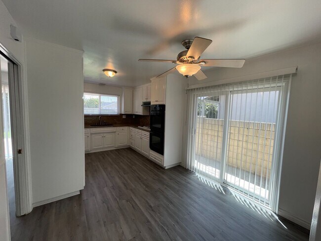 Foto del edificio - Single Level 4 Bedroom 2 Bath Home in Seal...