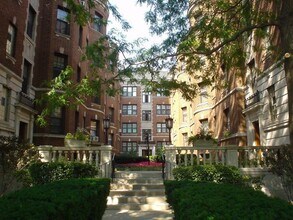 Building Photo - 2328 N Lincoln Park W