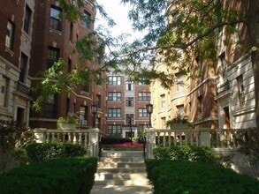 Building Photo - 2338 N Lincoln Park W