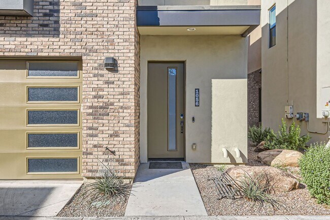 Building Photo - Gorgeous townhome in gated community-fully furnished!