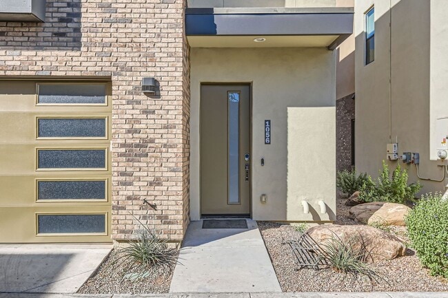 Foto del edificio - Gorgeous townhome in gated community-fully...